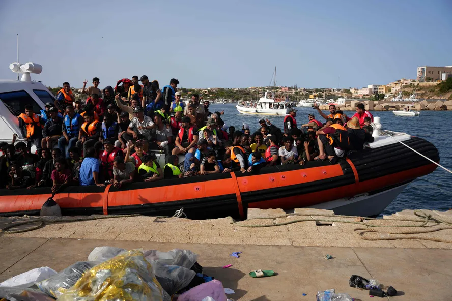 Barco com imigrantes chega à ilha italiana de Lampedusa 