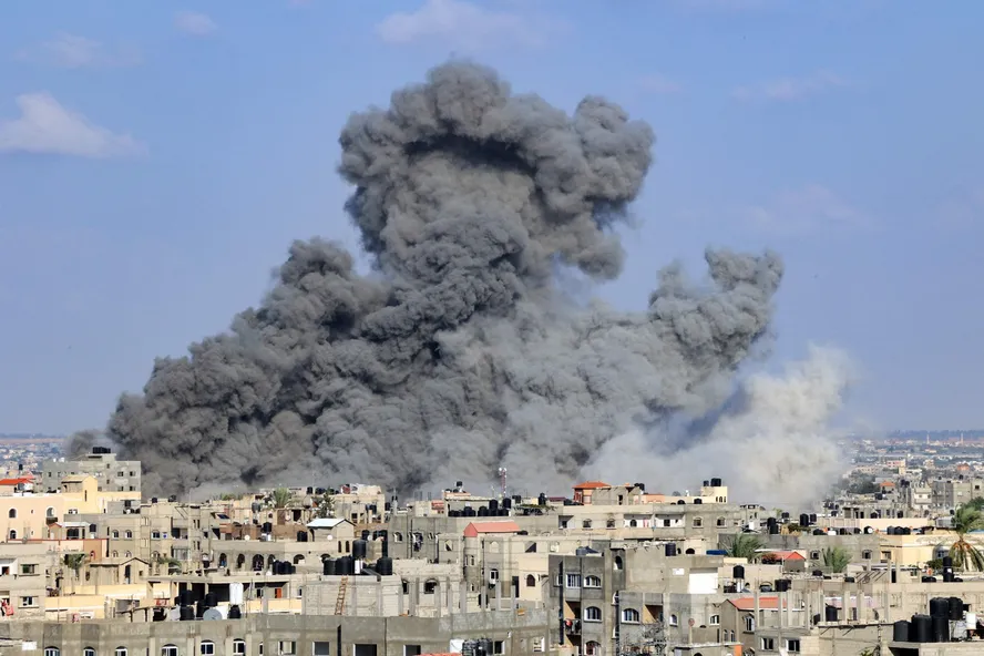 Bombardeio israelense em Rafah, na Faixa de Gaza 