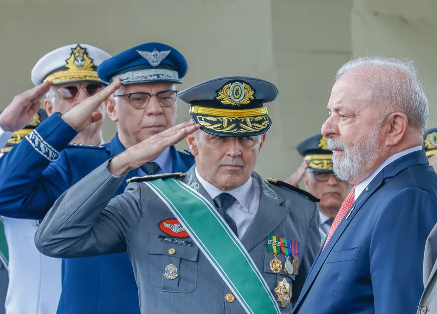 O presidente Lula e os comandantes militares em cerimônia pelo Dia do Exército