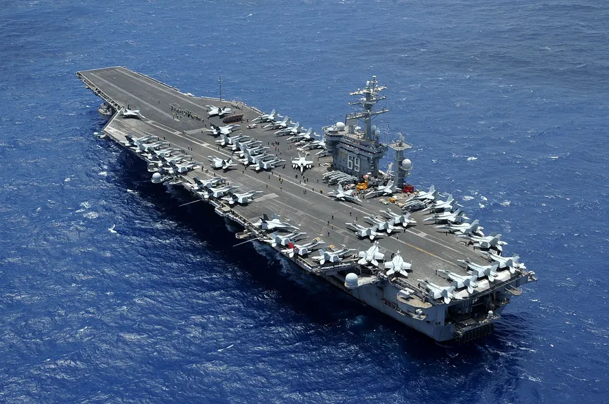 O Porta-aviões USS Dwight D. Eisenhower 