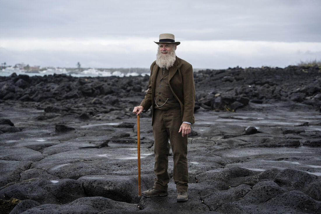 Professor americano aposentado Kenneth Noll se apresenta para encarnar Charles Darwin