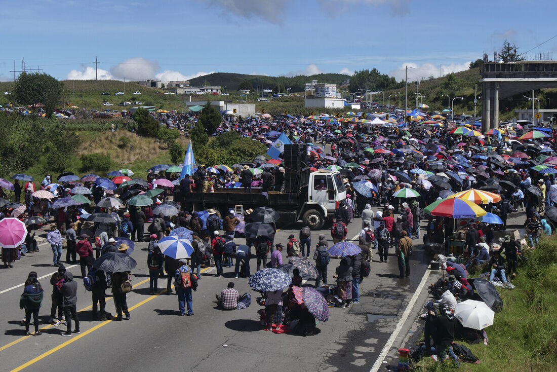 Grupos de manifestantes bloquearam, nesta segunda-feira (2)