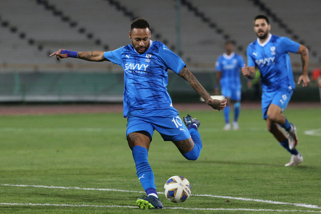 De canhota, Neymar marcou seu primeiro gol com a camisa azul do Al-Hilal