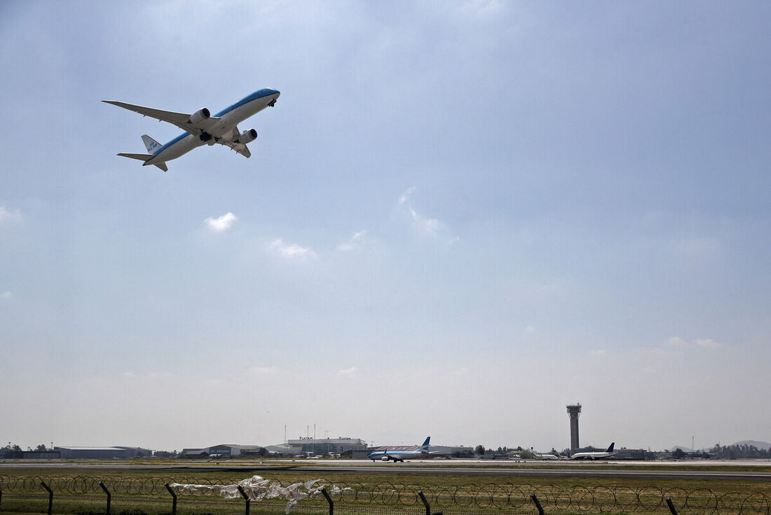 Paralisação dos aviões controladores gerou atrasos e o cancelamento de cerca de 20 voos 