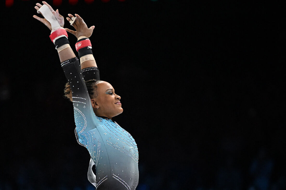 Na Bélgica, Simone Biles entrega coroa para Rebeca Andrade