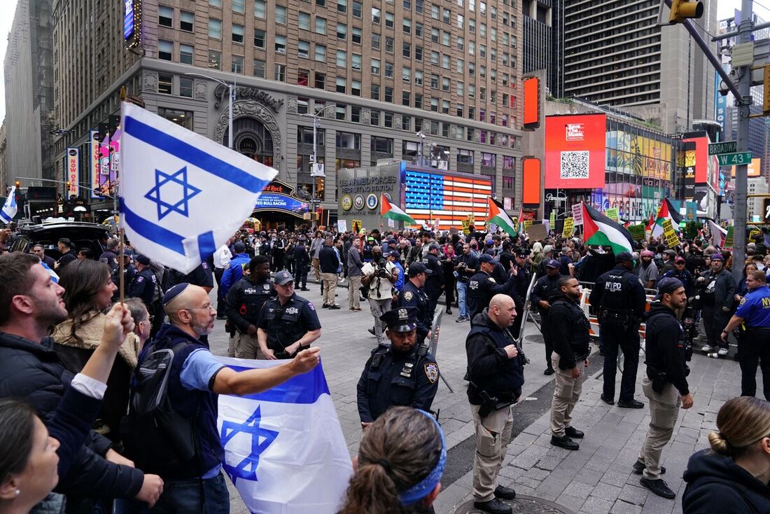 Grupos pró-Israel e pró-Palestina na Times Square, em Nova York