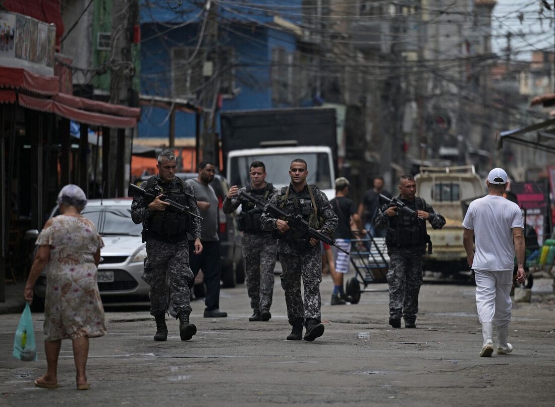 Policiais em operação contra o crime organizado no Rio de Janeiro