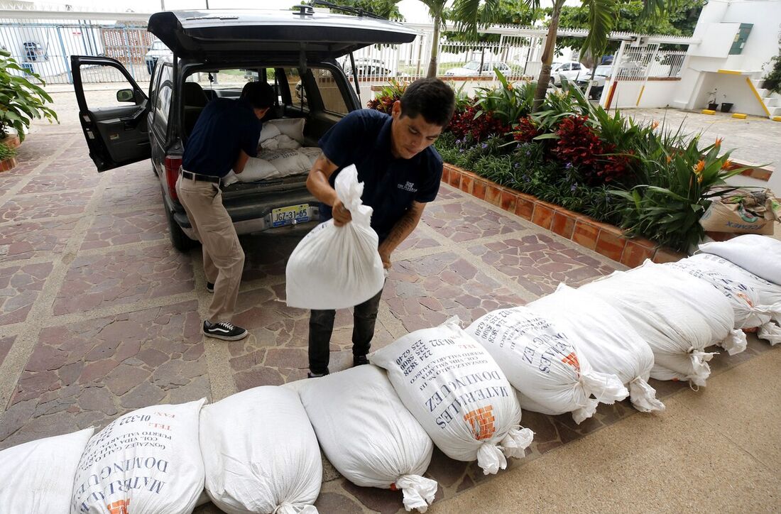 Lojistas tomam precauções protegendo as entradas das lojas com sacos de areia em Puerto Vallarta, no México