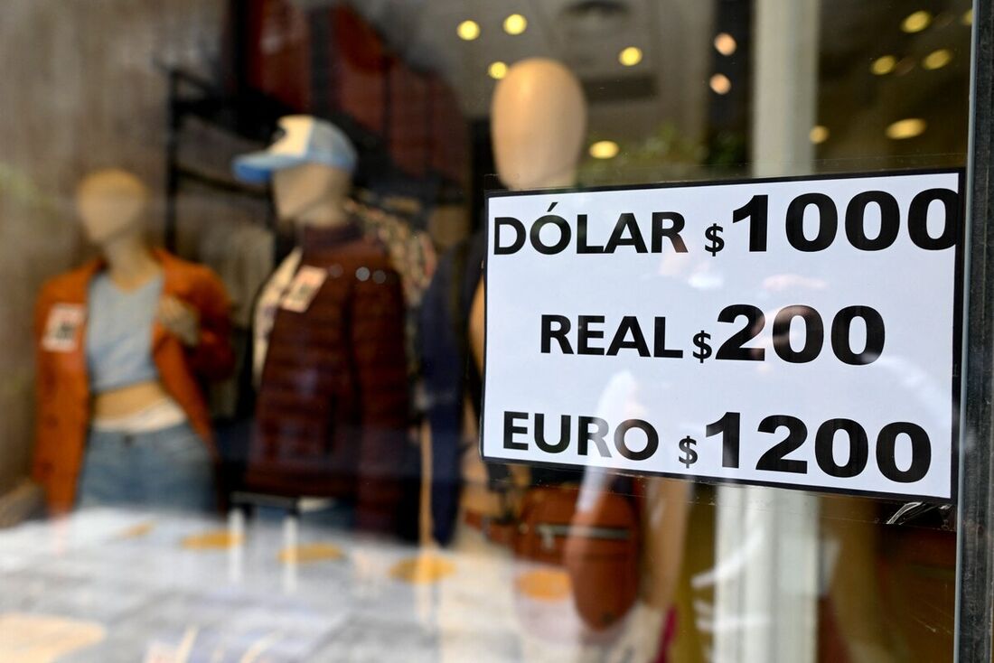 Placa com valores cambiais do chamado "Dólar Azul" não oficial é exposta na vitrine 