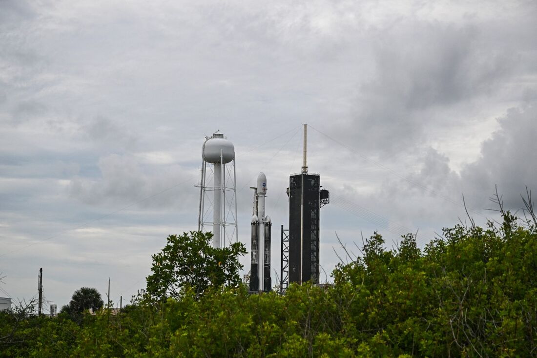 Foguete SpaceX Falcon Heavy com a espaçonave Psyche 