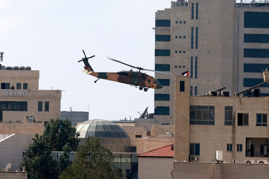 Helicóptero militar jordaniano transporta o presidente palestino Mahmud Abbas com destino à Jordânia