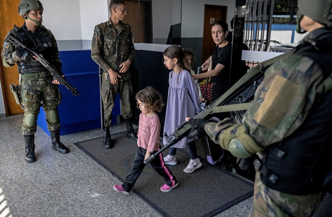 Cinco voos de repatriação foram feitos. Na foto, brasileiros chegam à Base Aérea do Galeão, no Rio de Janeiro, Brasil, em 11 de outubro de 2023