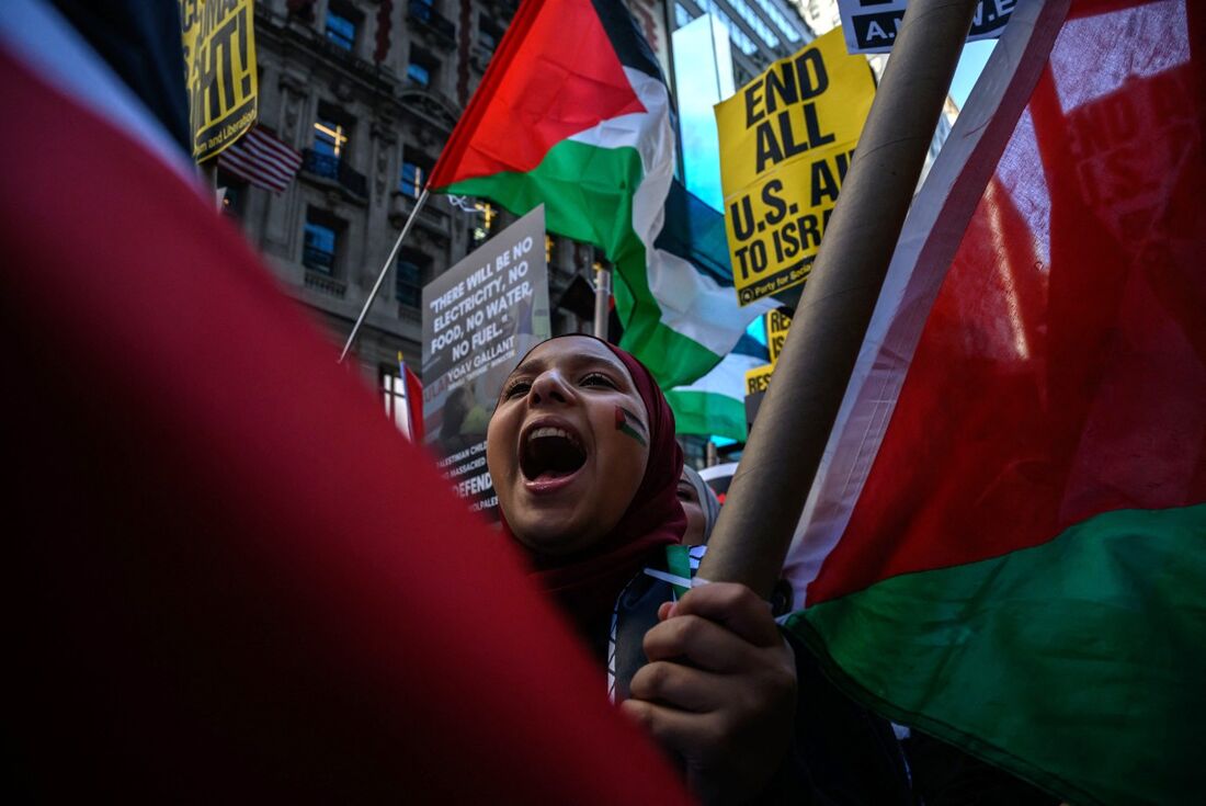 Pessoas manifestam-se em apoio aos palestinos na cidade de Nova York