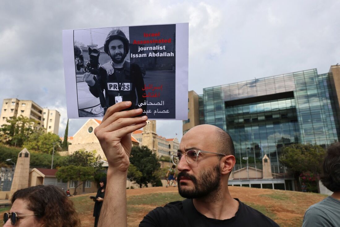 Protestos pela morte do jornalista Issam Abdallah, em 13 de outubro, em um ataque no sul do Líbano