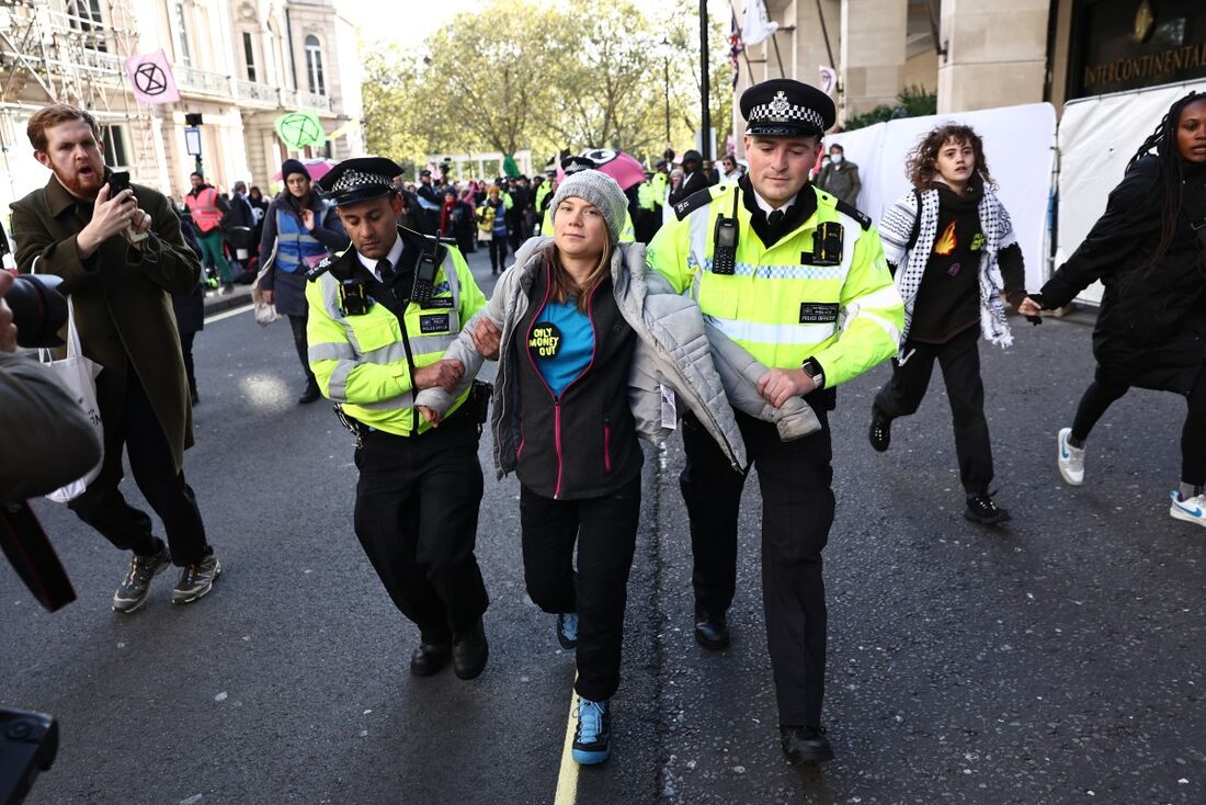 A ativista ambiental Greta Thunberg sendo detida