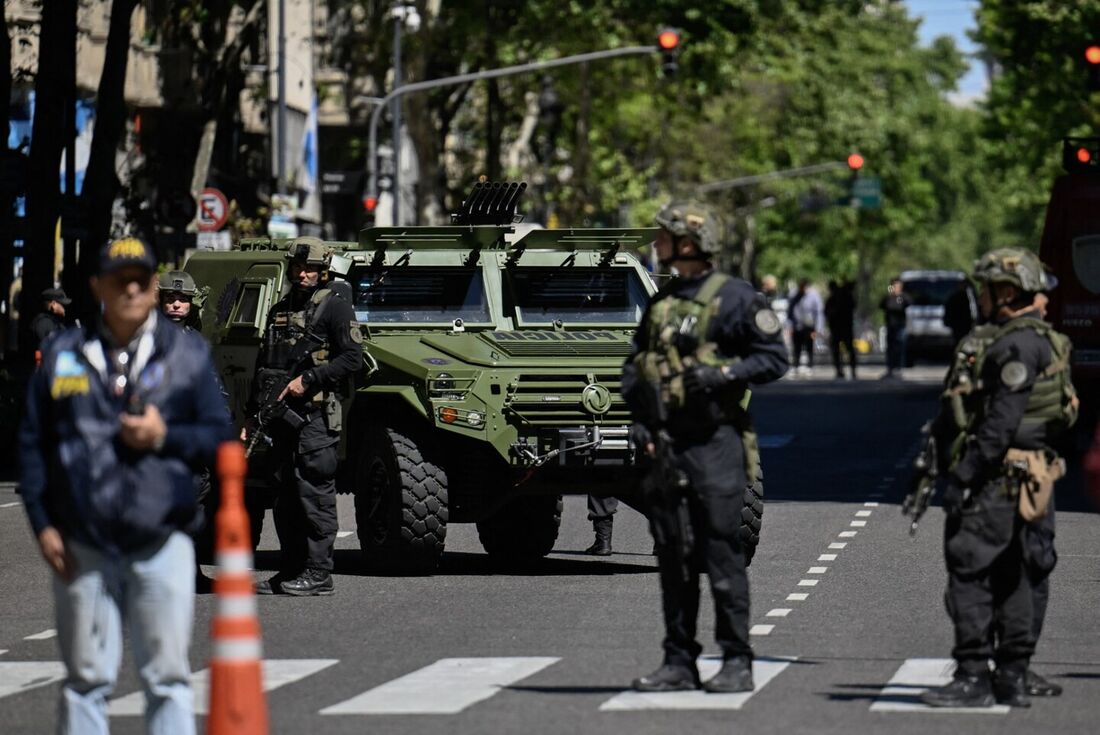 Policiais Federais montam guarda durante operação de segurança no entorno da embaixada de Israel em Buenos Aires após ameaça de bomba