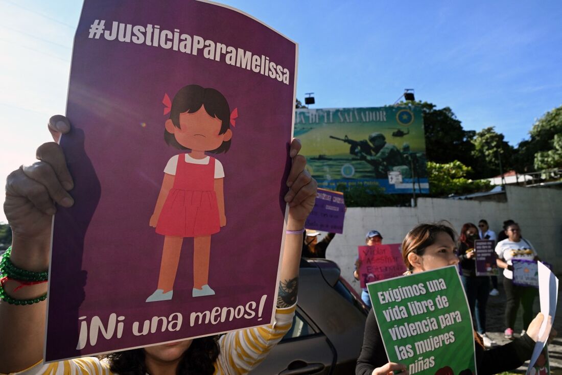 Os manifestantes leram um comunicado mencionando casos recentes de violência sofrida por garotas