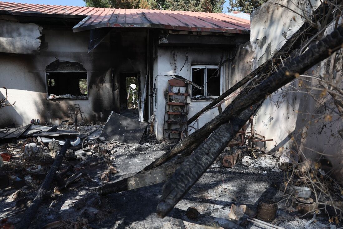 Restos carbonizados de pertences pessoais estão dentro do kibutz Nir Oz