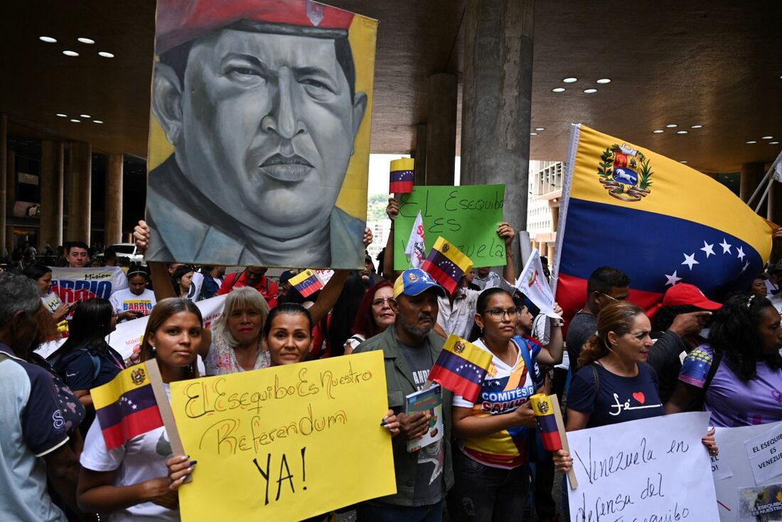 Pessoas se reúnem em frente à sede do Conselho Nacional Eleitoral (CNE) da Venezuela em apoio ao referendo sobre uma zona disputada com a Guiana