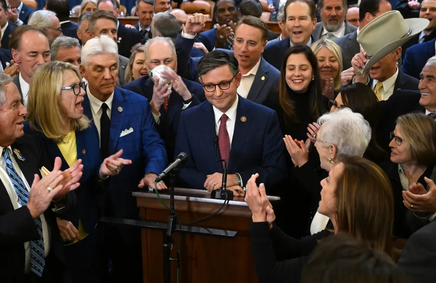 O deputado Mike Johnson é aplaudido após ser nomeado pelos republicanos para presidir a Câmara dos Representantes dos EUA no Capitólio, em Washington, DC.