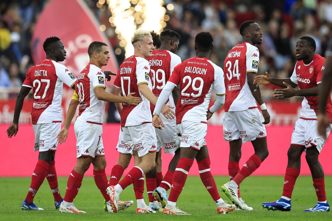 O meio-campista russo, Alexander Golovin autor dos dois gols, celebra a vitória do Monaco