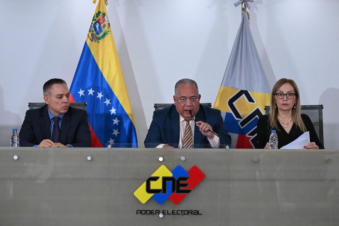 Presidente do Conselho Nacional Eleitoral (CNE) da Venezuela, Elvis Amoroso (C)