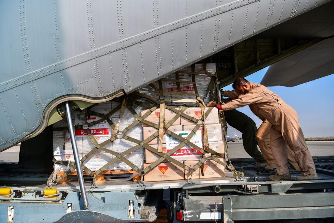 Ajuda humanitária, com destino a Gaza através do Egito, sendo embarcada em uma aeronave militar