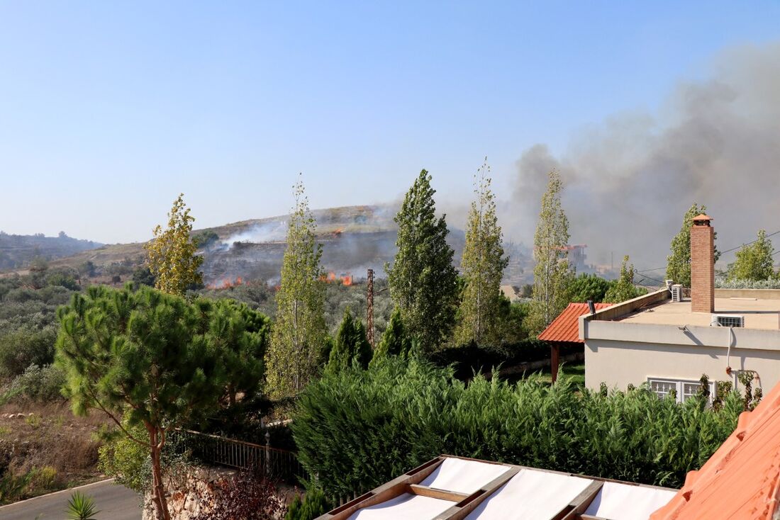 Árvores queimam após relatos de tiros atingirem as florestas ao redor da vila libanesa de Alma al-Shaab, perto da fronteira sul do Líbano com Israel