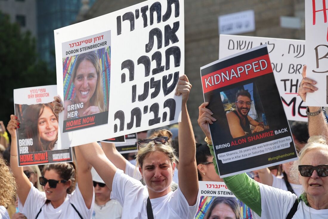 Manifestantes seguram cartazes e retratos de reféns israelenses