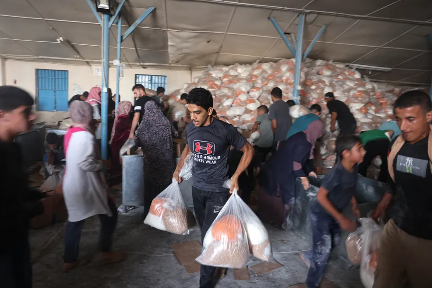 Palestinos invadem um centro de abastecimento de ajuda administrado pela ONU 