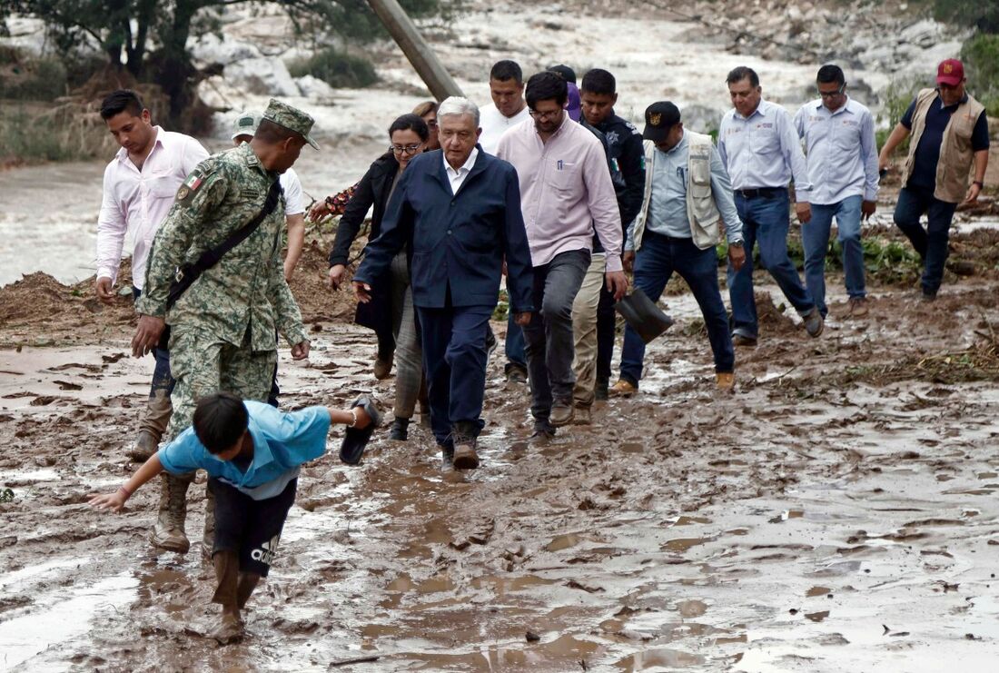 Presidente do México, Andres Manuel Lopez Obrador, anda em comunidade de Acapulco após passagem de furacão