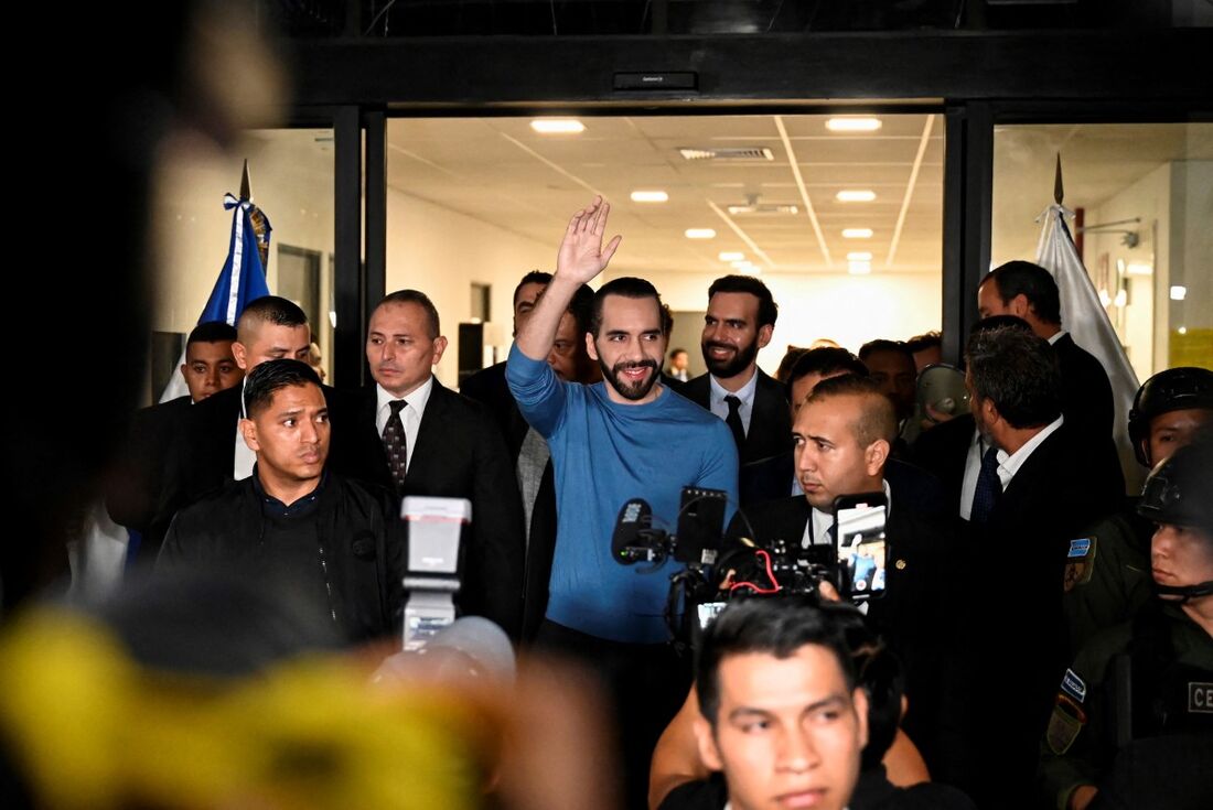 O presidente de El Salvador, Nayib Bukele (C), sorri ao chegar à sede do Tribunal Supremo Eleitoral para se registrar para as próximas eleições, em San Salvador, em 26 de outubro de 2023.