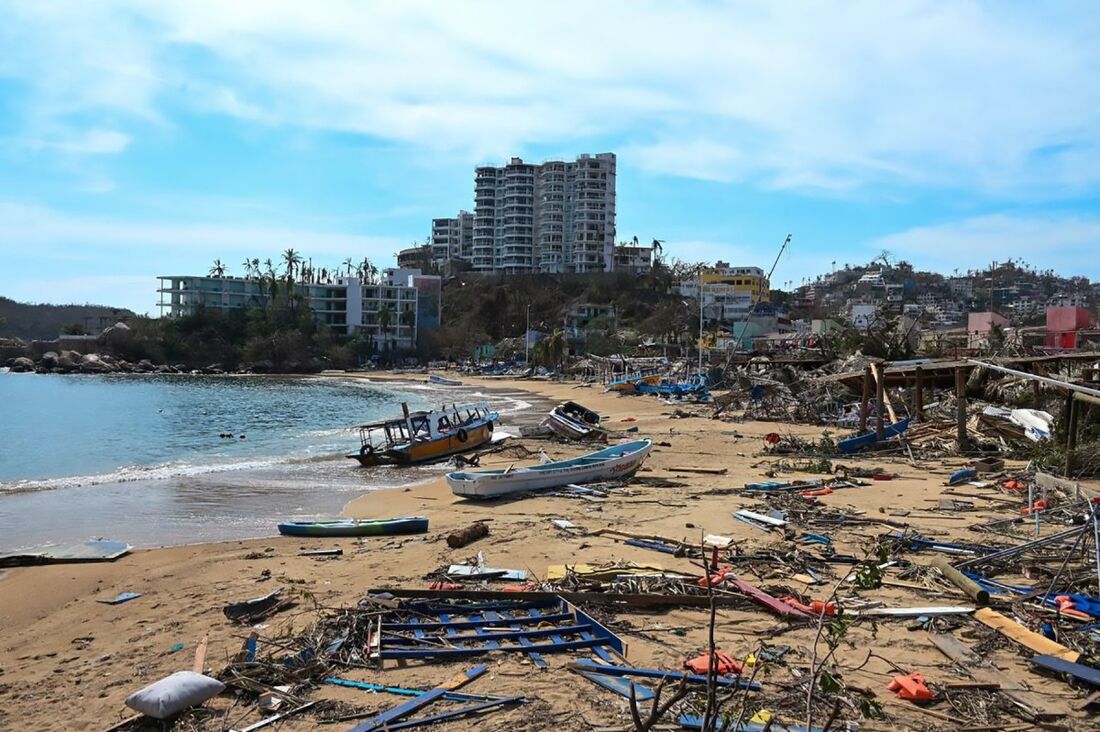 Danos na área da praia após a passagem do furacão Otis em Acapulco, no México