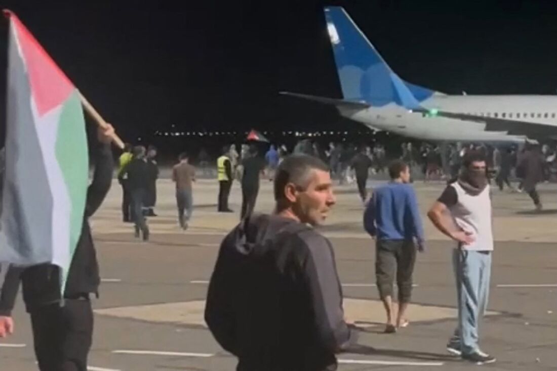 Manifestantes na área de pátio do aeroporto localizado em Makhachkala na Rússia