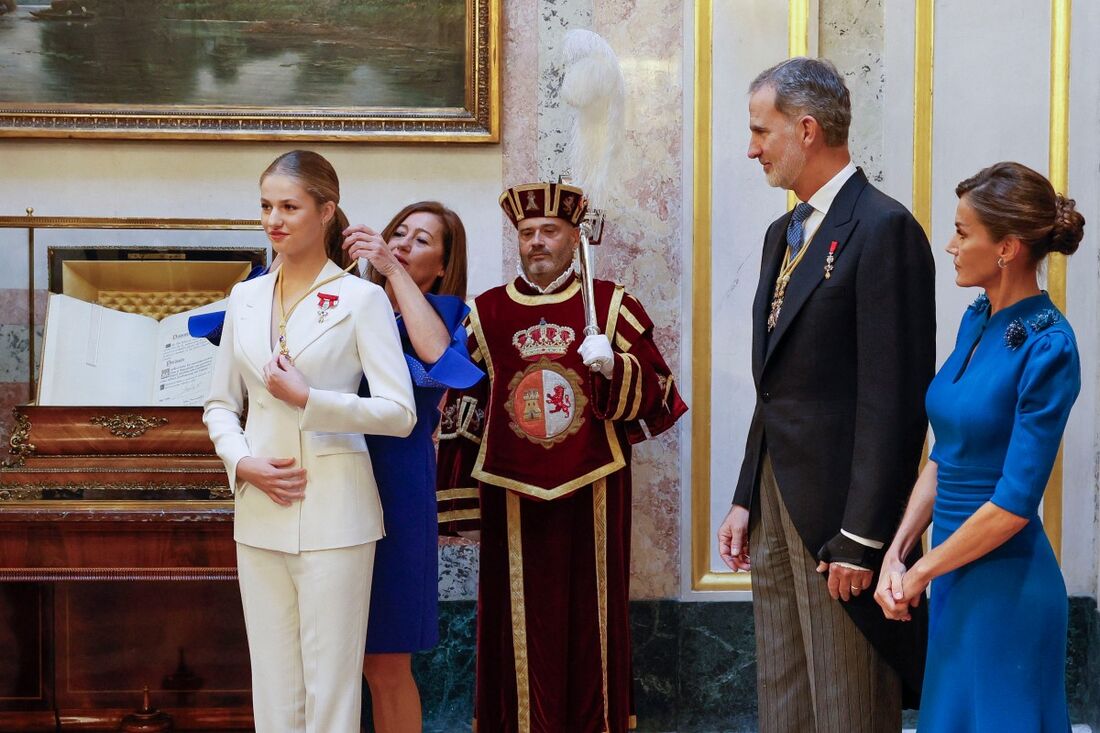 Princesa Herdeira Espanhola das Astúrias Leonor recebe a Medalha do Congresso da Presidente do Congresso Francina Armengol