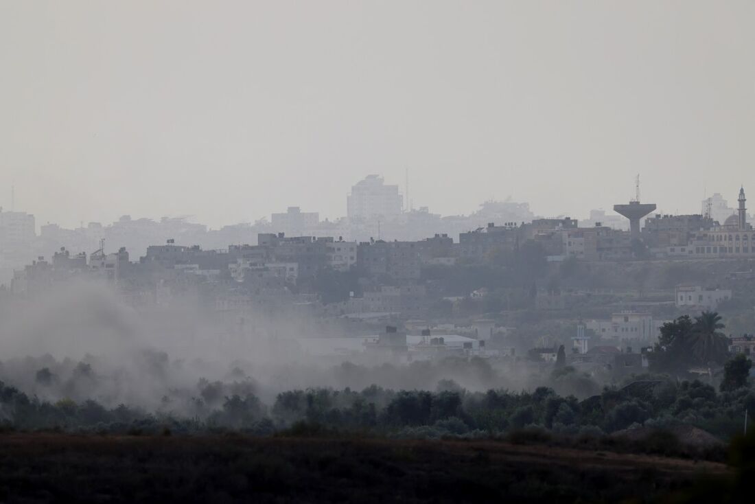 Foto tirada da cidade de Sderot, no sul de Israel, mostra fumaça subindo após o bombardeio israelense no norte da Faixa de Gaza