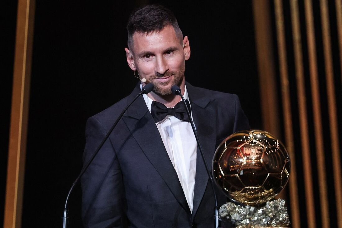 Lionel Messi com a oitava 'Bola de ouro' da carreira 