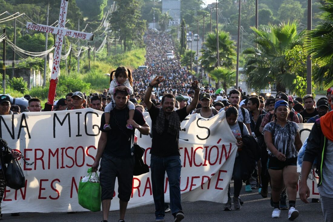 Milhares de migrantes iniciaram, nesta segunda-feira (30), uma marcha em Tapachula, sul do México