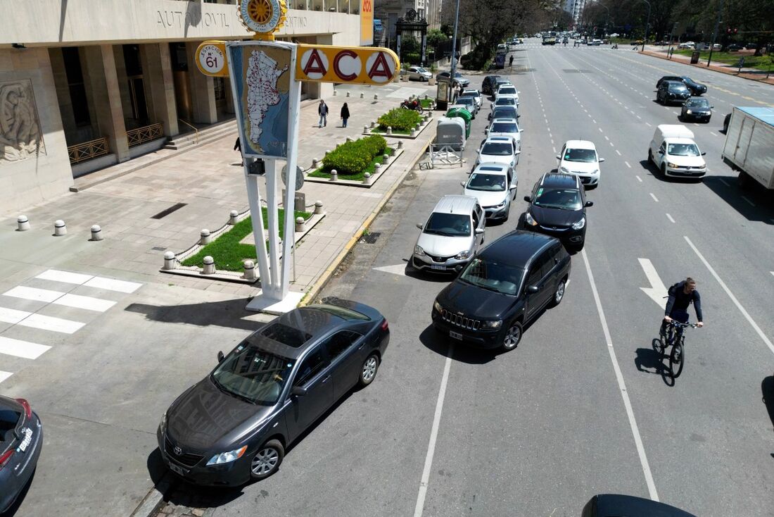 Enormes filas de carros para abastecer e postos com cartazes de "esgotado" fazem parte da rotina diária dos argentinos