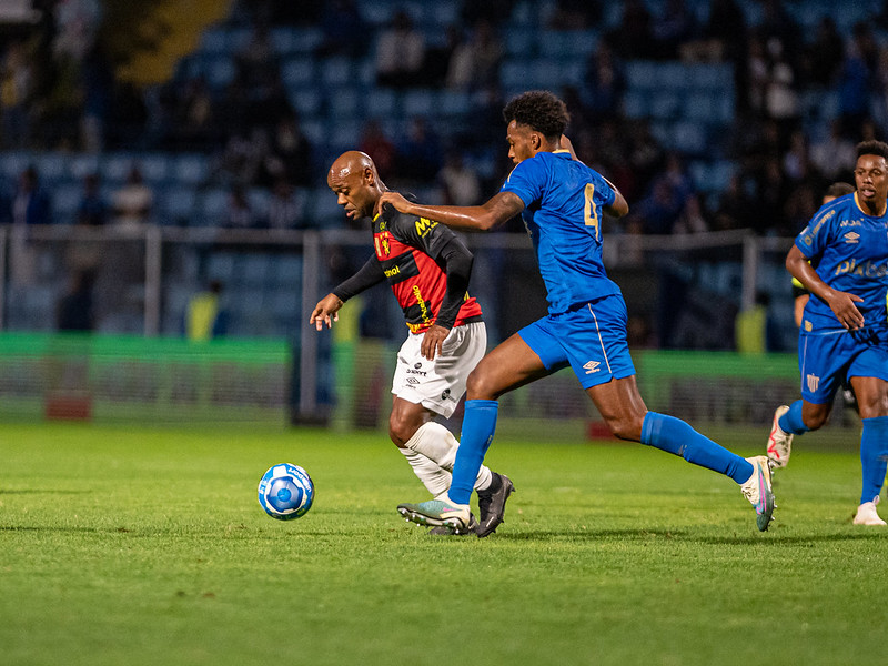 Vagner Love em ação contra o Avaí, na Ressacada