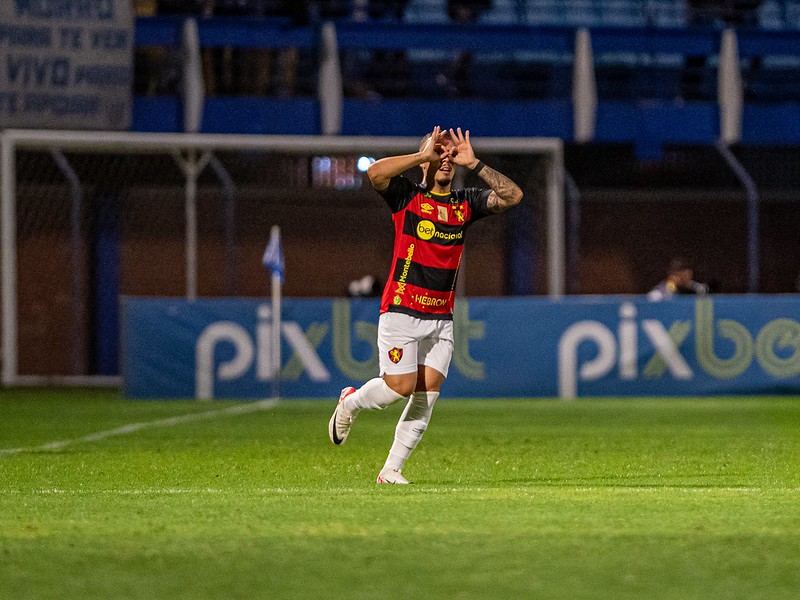 Peglow comemorando o gol contra o Avaí