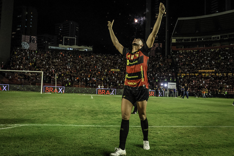 Chico, zagueiro do Sport, celebra vitória sobre a Chape