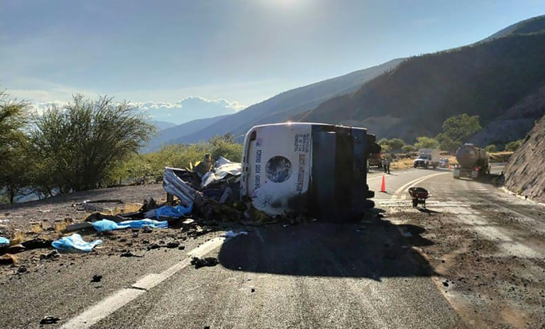 Imagem publicada pela Proteção Civil do México tirada no local do acidente, em Cuacnopalan 