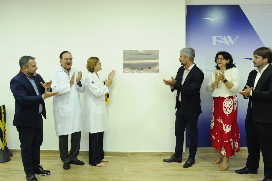 Descerramento da placa de inauguração da usina solar com a presença das equipes da FAV e da Neoenergia