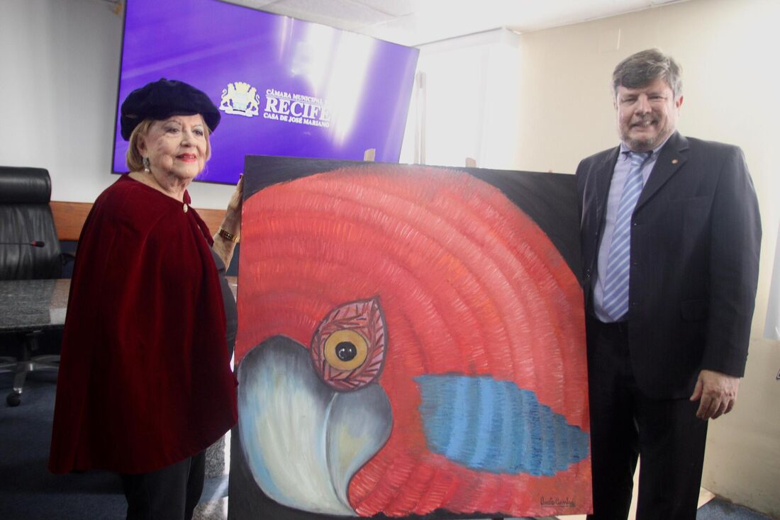 Homenageada pela Câmara do Recife, a artista plástica Anete Cunha doou seu último quadro à Casa de José Mariano, por meio do vereador Tadeu Calheiros.. 