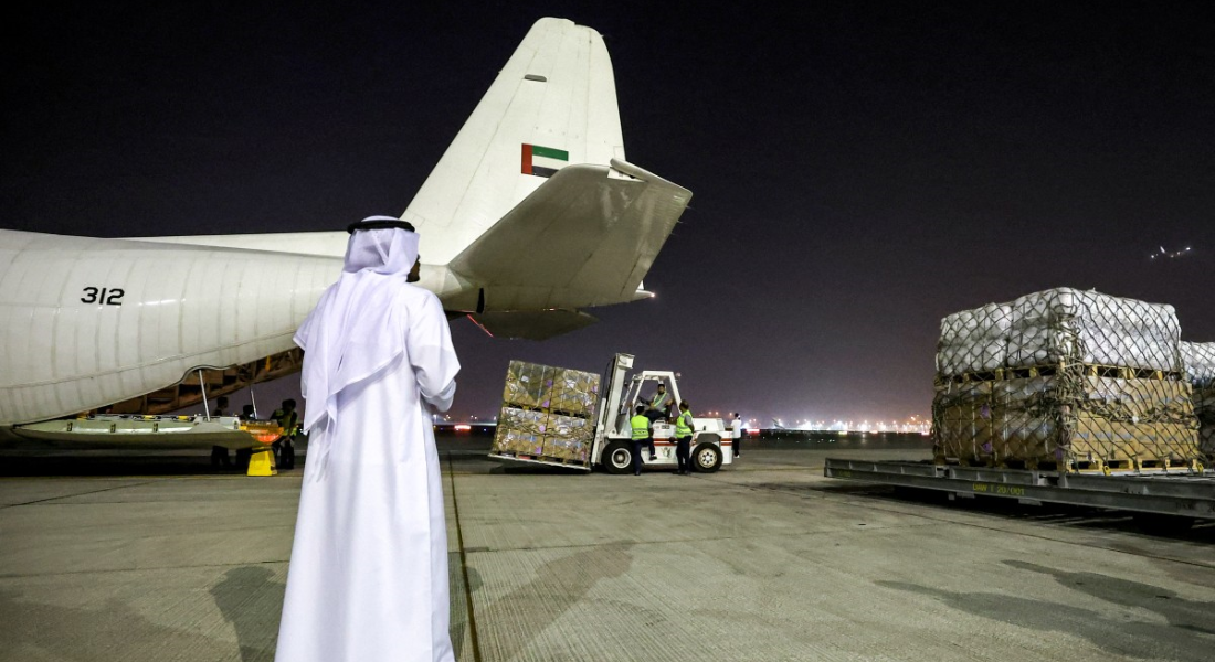 Ajuda humanitária das Nações Unidas é embarcada em uma aeronave militar C-130H-30 Hercules da Força Aérea dos Emirados Árabes Unidos no Aeroporto Internacional de Dubai 