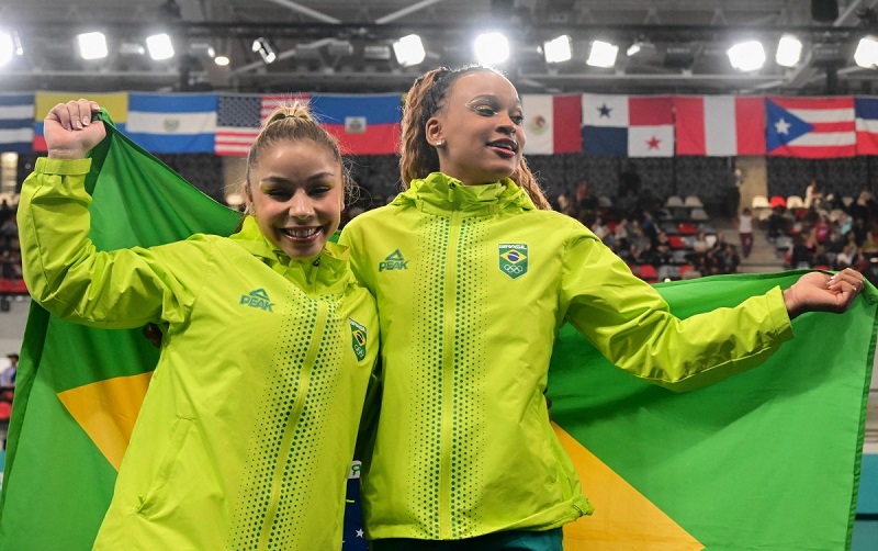 Flávia Saraiva e Rebeca Andrade comemoram medalhas no Pan