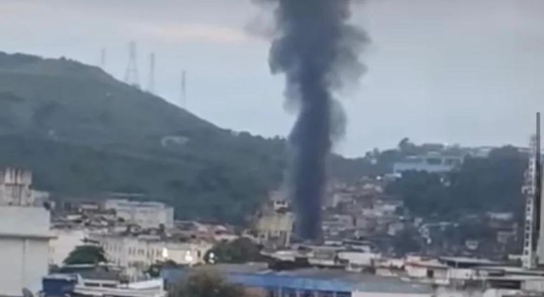 Uma barricada em chamas na Vila Cruzeiro