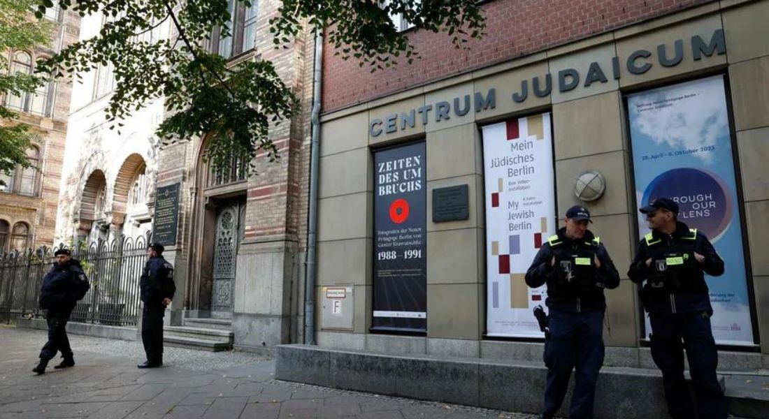 Policiais em frente a sinagoga e centro judaico em Berlim