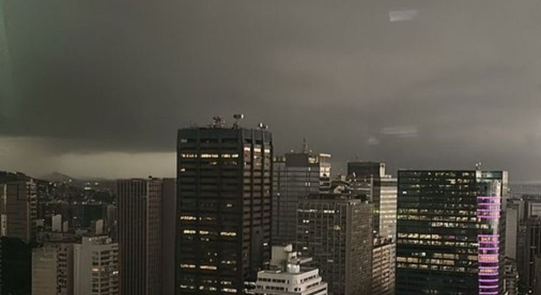 Dia vira noite no Rio de Janeiro